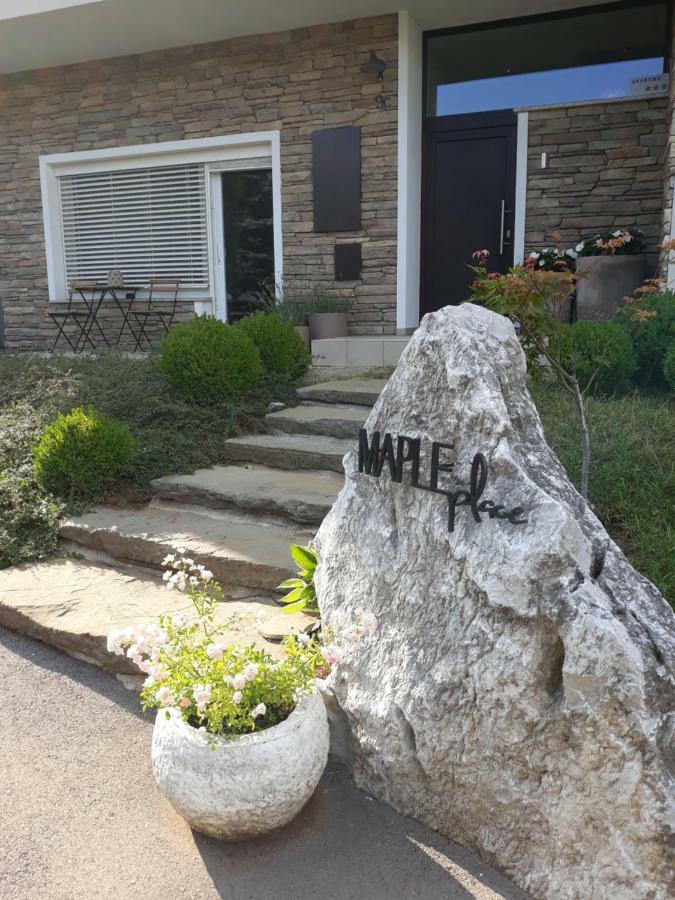 Maple Place * Pivka